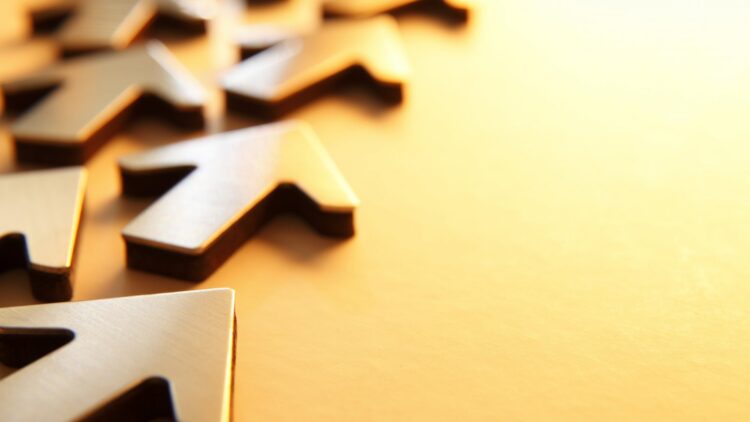 نصائح لليوتيوبرز المبتدئين؛ أهم الأشياء التي تساعدك على جني الربح 2 إعداد محتوى عالي الجودة وصورة ذو خلفية صفراء بها اسهم