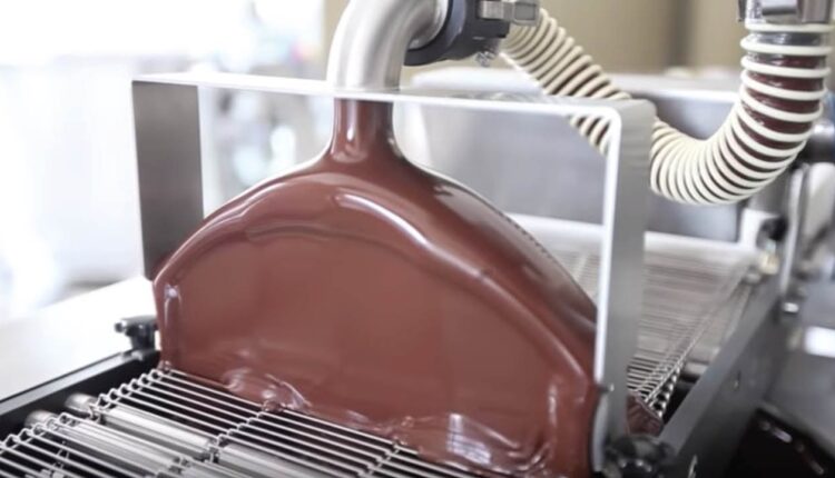 الماكينة التي تساعد في صنع الشوكولاتة