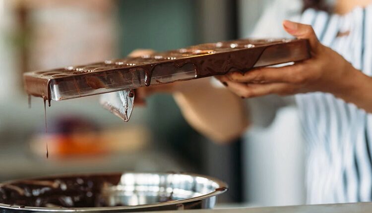 الأدوات اللازمة لصناعة الشوكولاتة