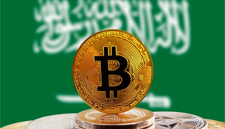 العملات الرقمية في السعودية عملة بيتكوين وراءها علم المملكة