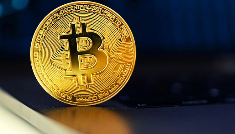 شرح البيتكوين بالتفصيل؛ تعرف معنا على خطوات هامة في الاستثمار 4 كيف أبدأ في البيتكوين خلفية بلون أزرق غامق بها عملة البيتكوين المعدنية الصفراء