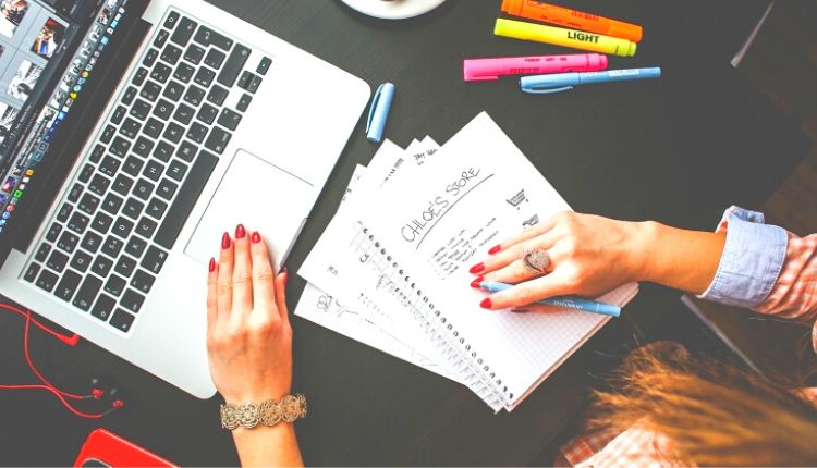 استخدام جمل قصيرة وبسيطة يد فتاة تمسك بقلب وأمامها جهاز لاب توب