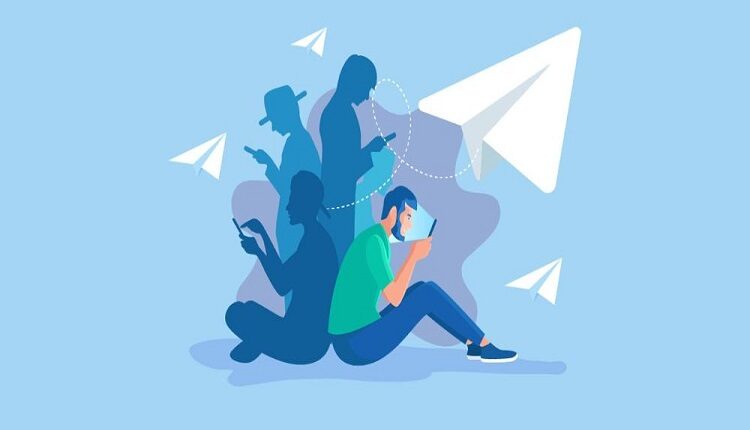 موقع رشق متابعين تيليجرام مجانًا شاشة لبني وفي المنتصف اشخاص كرتونية تتحدث في التلجرام