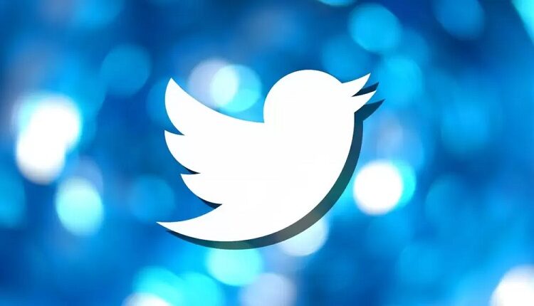 أداة وموقع Tweeteev علامة تويتر باللون الابيض حولها خلفية غير واضحة