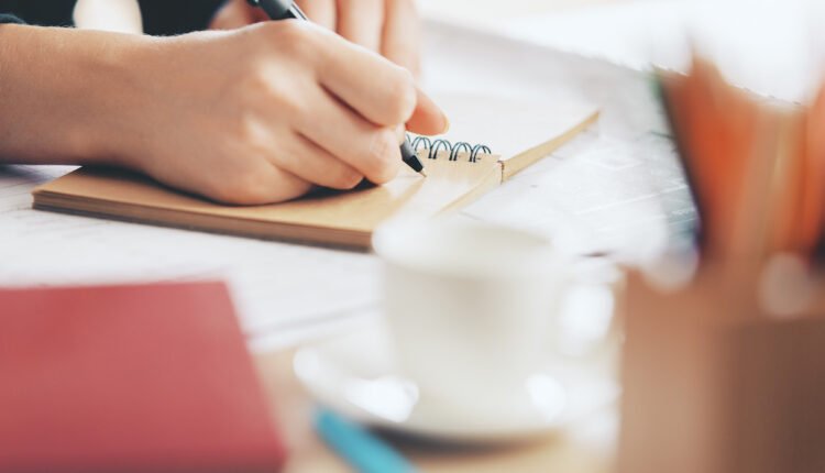 وظيفة كاتب محتوى؛ أهم 10 مهارات يجب توافرها لأي محرر إلكتروني 1 الكتابة بطريقة واضحة ومختصرة للقارئ بنت تكتب في دفتر