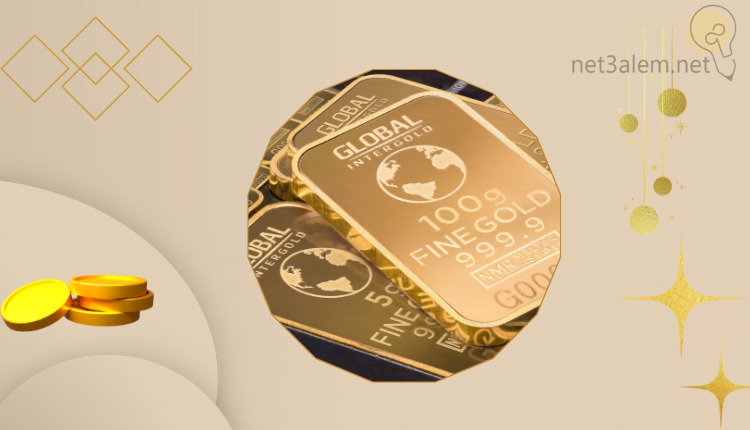 الاستثمار في الذهب 2023؛ دليل شامل للربح منه للمبتدئين 2 عيوب استثمار الذهب للمبتدئين خلفية بلون بيج عليها قطع ذهبية