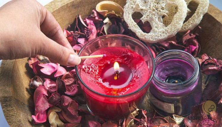 صناعة الشمع candle making؛ أبرز 9 أنواع أساسية منه يجب معرفتها 2 تصنيع الشمع المعطر Scented candle making صورة بها شمعة ويد تقيدهاـNet3alem