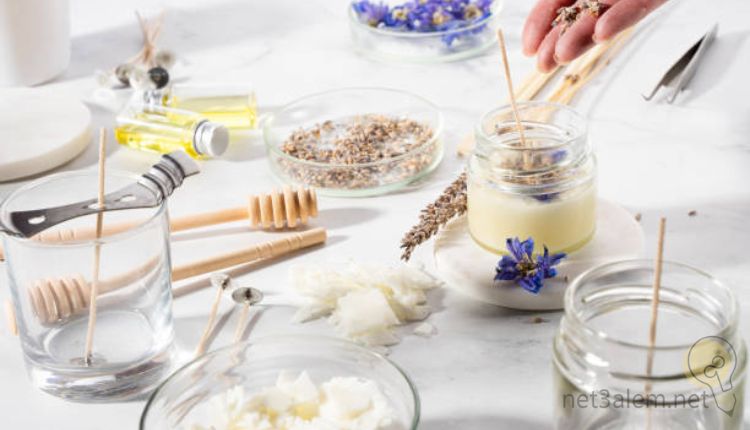 صناعة الشمع candle making؛ أبرز 9 أنواع أساسية منه يجب معرفتها 1 طرق صناعة الشموعSteps to making candles صورة بها أدوات صناعة الشمع مثل الشمه المبشور وأداة تقليب