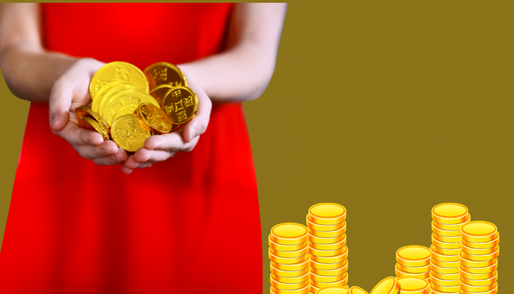 ما هو الاستثمار المالي صورة بنت تحمل بيديها نقود