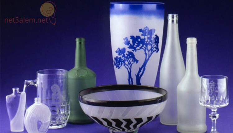 صناعة الزجاج Glass industry؛ أهم 4 أنواعه منه ودراسة جدوى هذا المشروع 3 مخاطر صناعة الزجاج خلفية بنفسيجية بها مجموعة من الزجاجات