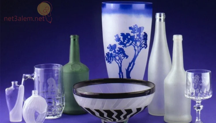 صناعة الزجاج Glass industry؛ أهم 4 أنواعه منه ودراسة جدوى هذا المشروع 4 مخاطر صناعة الزجاج خلفية بنفسيجية بها مجموعة من الزجاجات