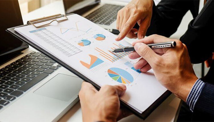 ما هي دراسة الجدوى؛ أهميتها وأنواعها لتحقيق الاستثمار الناجح لمشروعك 4 محتويات دراسات الجدوى صورة ليد بشرية ممسكة بدراسة جدوى وتقوم بدراستها