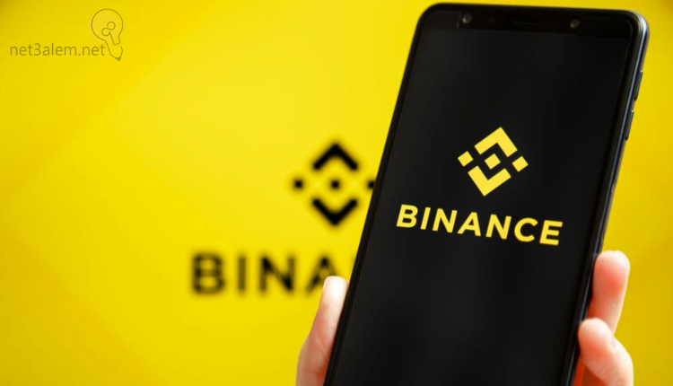 هل منصة بينانس معتمدة في السعودية؛ أهم 4 خطوات لشراء عملات رقمية 2 الدول التي تدعم منصة بينانس خلفية صفراء عليها هاتف بلون أسود