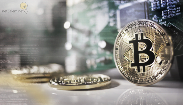 كيفية الاستثمار في العملات الرقمية؛ تعرف على طريقة شرائها 1 شرح العملات الرقمية خلفية رمادي وعملات صفراء