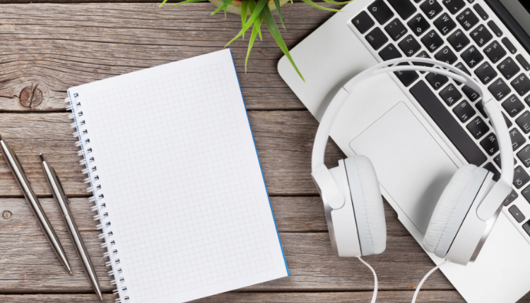 افضل مواقع الربح من التفريغ الصوتي؛ أهم 3 برامج مستخدمة في النسخ 2 أفضل مواقع التفريغ الصوتي بالعربي صور لكمبيوتر عليه سماعة بيضاء