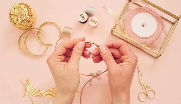 طريقة صنع أشياء يدوية صورة ليد تقوم باشغال يدوية