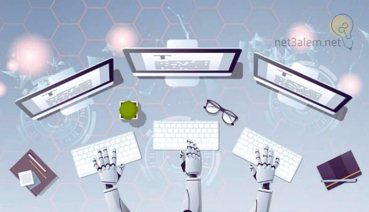 كتابة محتوى بالذكاء الاصطناعي؛ أبرز 10 مواقع تساعدك على كتابته بسهولة 3 منصات كتابة مقالات بالذكاء الاصطناعي: صورة ثلاثة شاشات لاب توب يكتب على كلاً منها يد روبوت