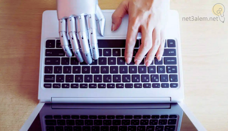 كتابة محتوى بالذكاء الاصطناعي؛ أبرز 10 مواقع تساعدك على كتابته بسهولة 4 دهاء اصطناعي مجاني: صوة لاب توب يكتب عليه يد إنسان ويد روبوت