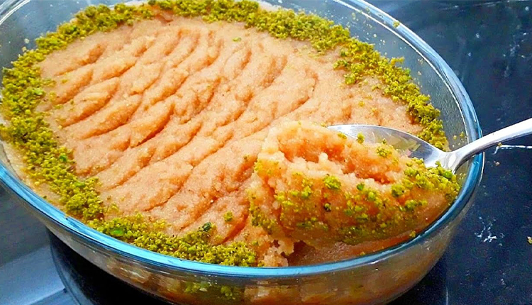 كيفية صناعة الحلاوة الطحينية في المنزل وطرق الربح منها 3 وصفة رائعة لطريقة عمل حلاوة طحينية بمكون الدقيق وصورة للوصفة ويحيط بالحلاوة فستق