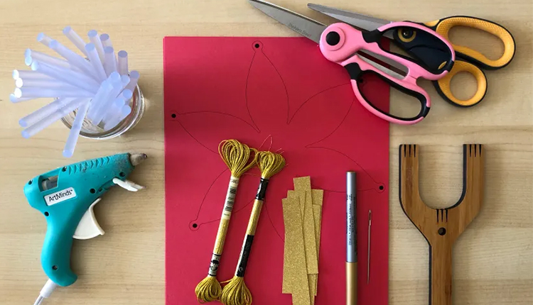 صناعة فوانيس رمضان في المنزل، أهم 7 طرق تساعدك على تنفيذها 2 أدوات عمل فانوس رمضان في المنزل: صورة مسدس شمع وقلم ومقصين وورقة ملونة وشمع وشرائط