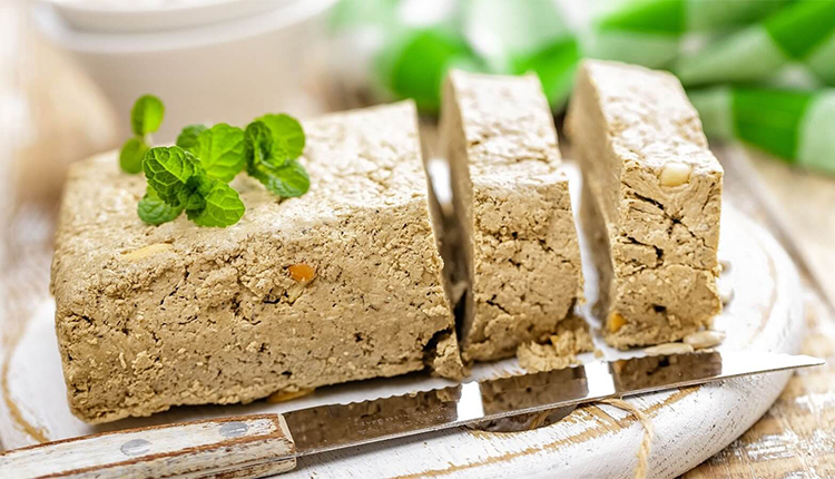 كيفية صناعة الحلاوة الطحينية في المنزل وطرق الربح منها 1 مكونات الحلاوة الطحينية وصورة لقالب حلاوة مقطع لقطعتين من القالب موضوع على صينية