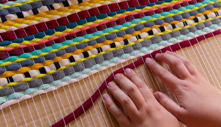 كيف يصنع السجاد الميكانيكي صورة ليد صغيرة تقوم بتضبيط الخيوط على الجهاز الذي ينسح السحاد