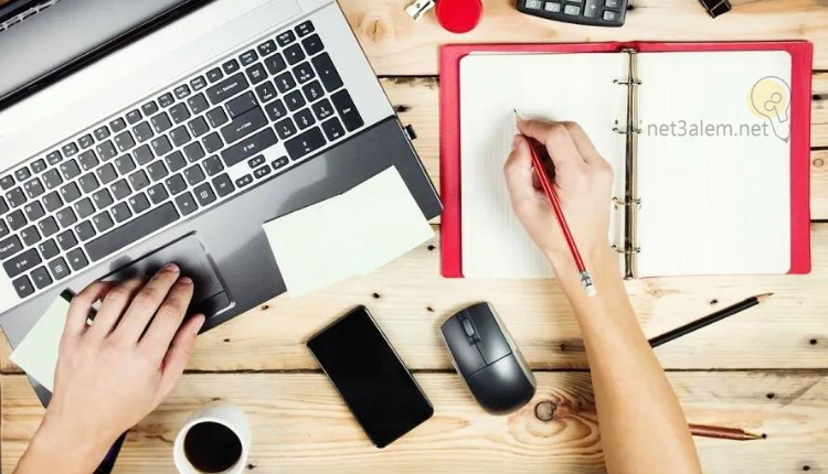 مراحل تطور فن المقال؛ أهم 4 تغيرات حدثت في تاريخه 4 أشهر كتاب فن المقال: صورة يد تكتب بالقلم ولاب توب وموبايل