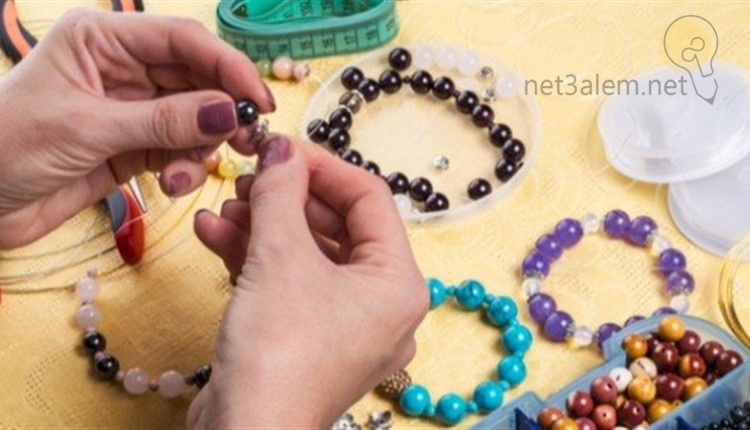 أعمال يدوية سهلة: صورة يد نسائية تصنع إكسسوارات وخرز وأساور