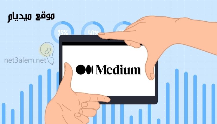 10 من أشهر مواقع الباك لينك؛ تساعد على زيادة جلب روابط العودة لموقعك 3 منصة لينكد إن: صورة يد تمسك موبايل مكتوب بها إسم موقع لينكد