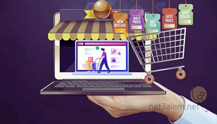 التجارة الالكترونية والتسويق الالكتروني؛ أبرز 10 اختلافات توضح الفرق بينهما 4 وجهة نظري في التجارة الإلكترونية: صورة يد تمسك لاب توب على شكل متجر إلكتروني وسلة تسوق