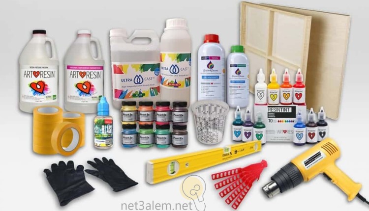 دراسة جدوى مشروع ريزن؛ أبرز 10 أدوات لصناعة منتجاته 2 معدات الريزن للمبتدئين: صورة عبوات من الريزن وشريط لاصق وجوانتي وميزان وسلة ومسدس لاصق