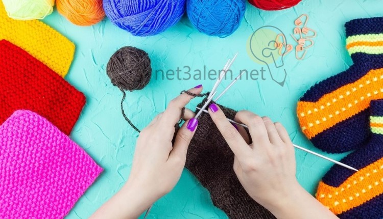 أحسن حرف يدوية للنساء: صورة يد نسائية تعمل قطع فنية من الخيوط بألوان مختلفة