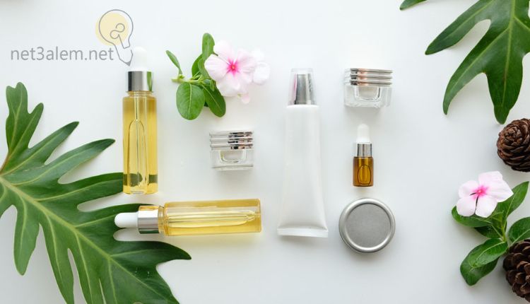 طريقة عمل معطر جو في البيت؛ قائمة من 9 وصفات سهلة للغاية وفعالة 1 المكونات التي ستحتاجها لعمل عطر منزلي: صورة مواد سائلة داخل زجاجات وعبوات صغيرة