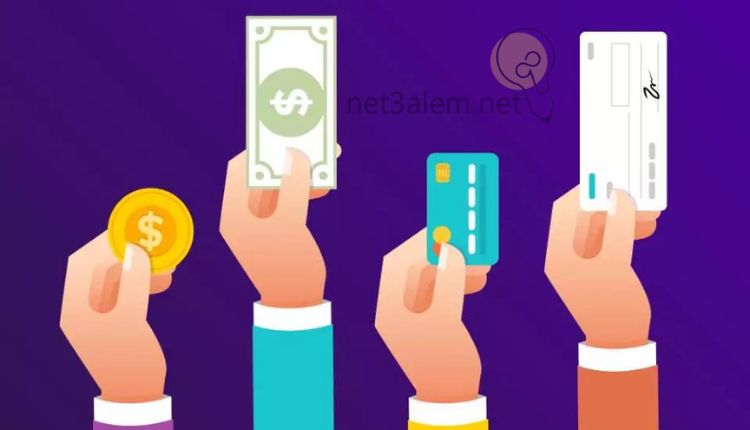 كيفية الربح من موقع upwork؛ أفضل 2 من الطرق للكسب منه بسهولة 3 وسائل الدفع في upwork: صورة 4 أيادي يحملان كروت ائتمانية ونقود ورقية ومعدنية