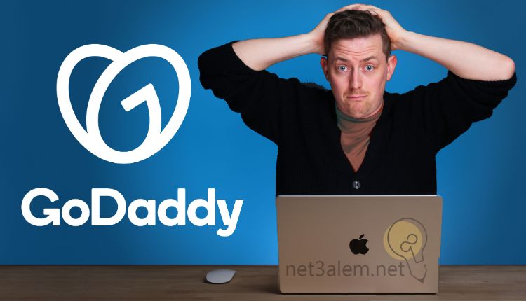 دليل شامل عن موقع جودادي عربي؛ godaddy شرح بالتفصيل عن كل ما يخصه 3 سلبيات موقع جودادي: صورة رجل يضع يديه على رأسه ولاب توب وكلمة وشعار Godaddy