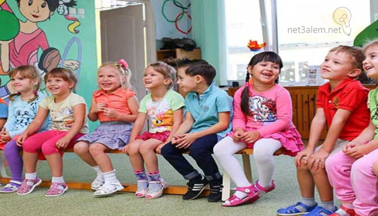 تجربتي مع مشروع الحضانة؛ إليك أهم 5 أساسيات لضمان تنفيذه بسهولة 3 ثمن حضانة منزلية بالساعة: صورة أطفال يجلسون على مقعد في حضانة