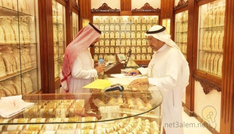 أفضل موقع لبيع الذهب؛ إليك أبرز 5 منصات تتداوله أون لاين 2 طرق بيع الذهب من غير فاتورة: صورة رجلان في محل ذهب وأشكال مختلفة من القطع الذهبية