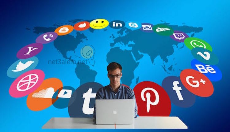 أنواع محرري المحتوى: صورة شخص يكتب على لاب توب يخرج منه علامات سوشيال ميديا