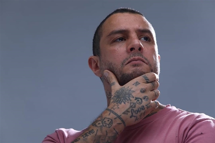 أحمد الفيشاوي: عادل إمام لما بيشوفني يهزقني واحنا حرفيًا عائلة واحدة | خبر 2 أحمد الفيشاوي