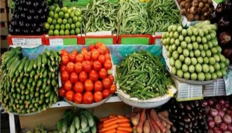 أسعار الخضروات والفواكه عشية عيد الفطر المبارك في عدن.. قائمة مفصلة بأسعار أكثر الأصناف طلبا من المواطنين