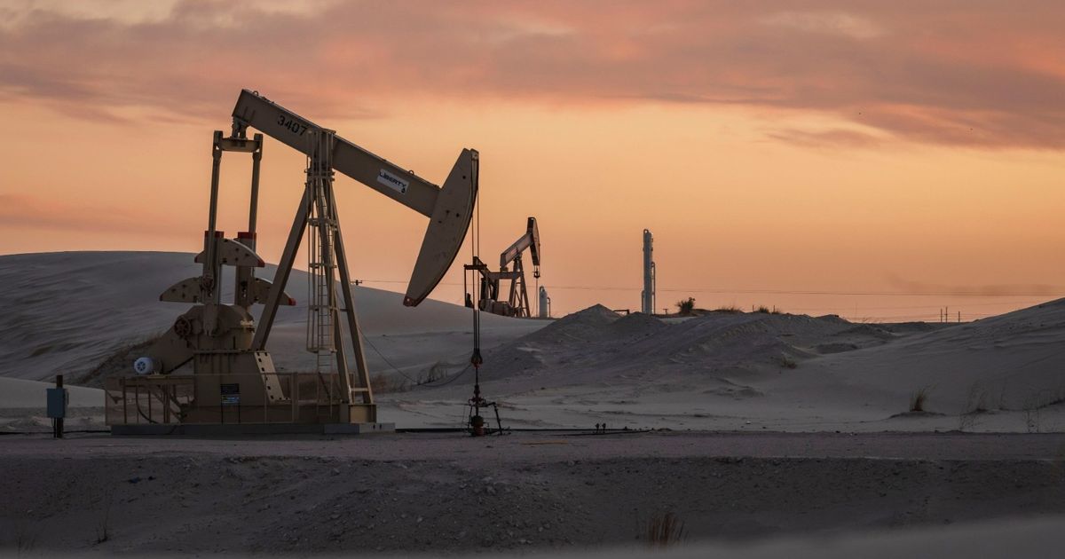 رسوم ترمب الثانوية تعصف بعملة فنزويلا وسط حصار عوائد النفط