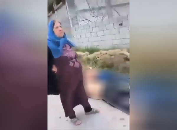 أم تحرس جثث أبنائها.. حكاية صورة أشعلت الغضب خلال أحداث الساحل السوري| شاهد 2 أحداث الساحل السوري