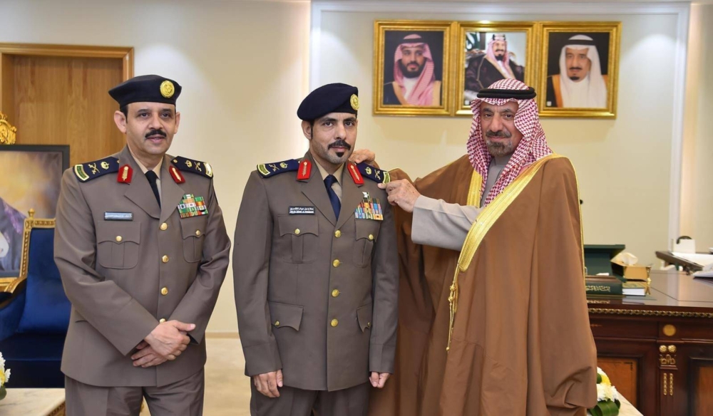أمير نجران يقلّد نائب مدير الدفاع المدني بالمنطقة رتبته الجديدة - أخبار السعودية 5 أمير نجران يقلّد نائب مدير الدفاع المدني بالمنطقة رتبته الجديدة - أخبار السعودية