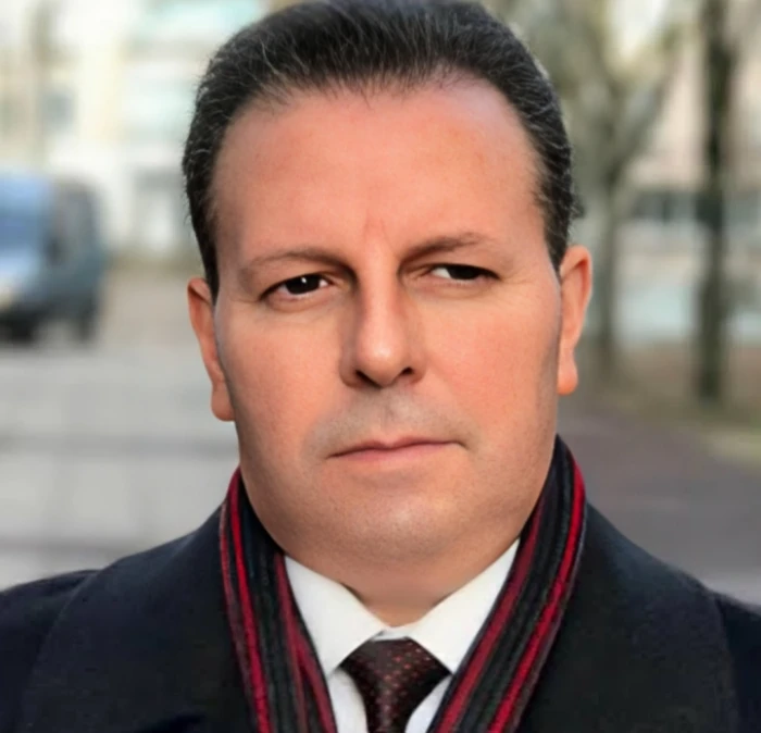 أول تعليق من نجل السفير السوري المنشق عن نظام الأسد "نور الدين اللباد" على اغتيال والده في درعا 5 أول تعليق من نجل السفير السوري المنشق عن نظام الأسد "نور الدين اللباد" على اغتيال والده في درعا