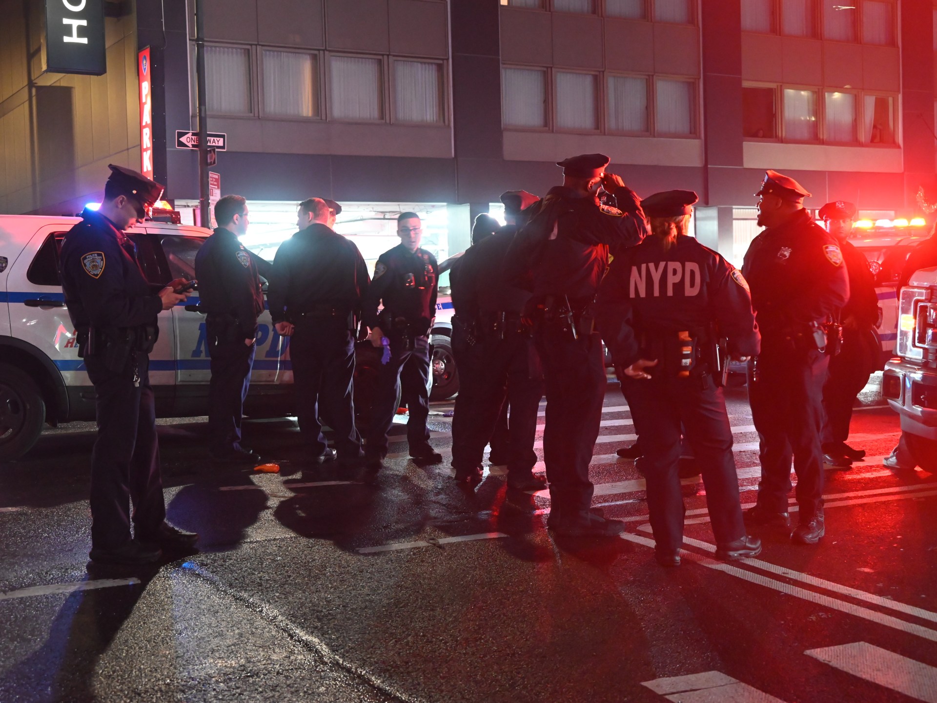 إصابة 10 أشخاص في إطلاق نار خارج ملهى ليلي بنيويورك | أخبار 3 إصابة 10 أشخاص في إطلاق نار خارج ملهى ليلي بنيويورك | أخبار