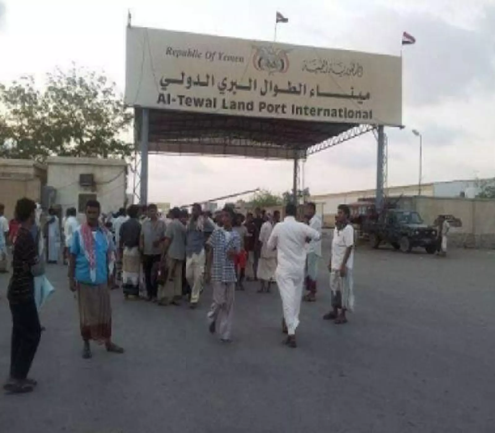 إعادة فتح ميناء "الطوال - حرض" البري أمام المسافرين.. تصرف أحمق يعيق الخطوة التي طال انتظارها ! 2 إعادة فتح ميناء "الطوال - حرض" البري أمام المسافرين.. تصرف أحمق يعيق الخطوة التي طال انتظارها !