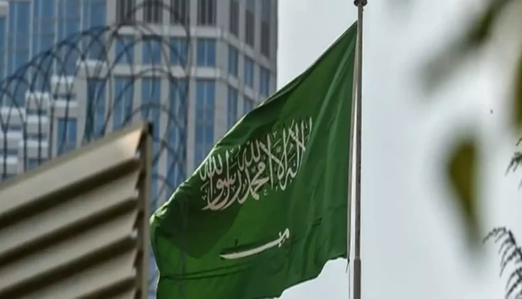 إعلان جديد ومفاجئ من البنك المركزي السعودي بشأن التحويلات المالية من قبل المقيمين إلى خارج المملكة !