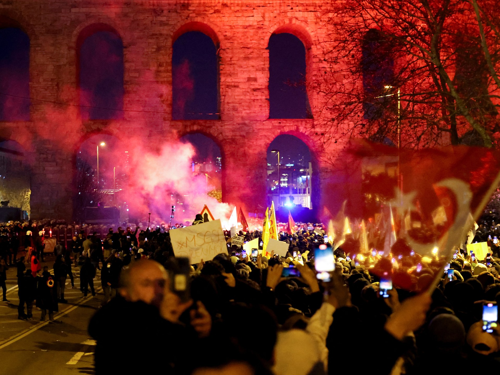 احتجاجات على سجن إمام أوغلو وبلدية إسطنبول تستعد لانتخاب بديل | أخبار