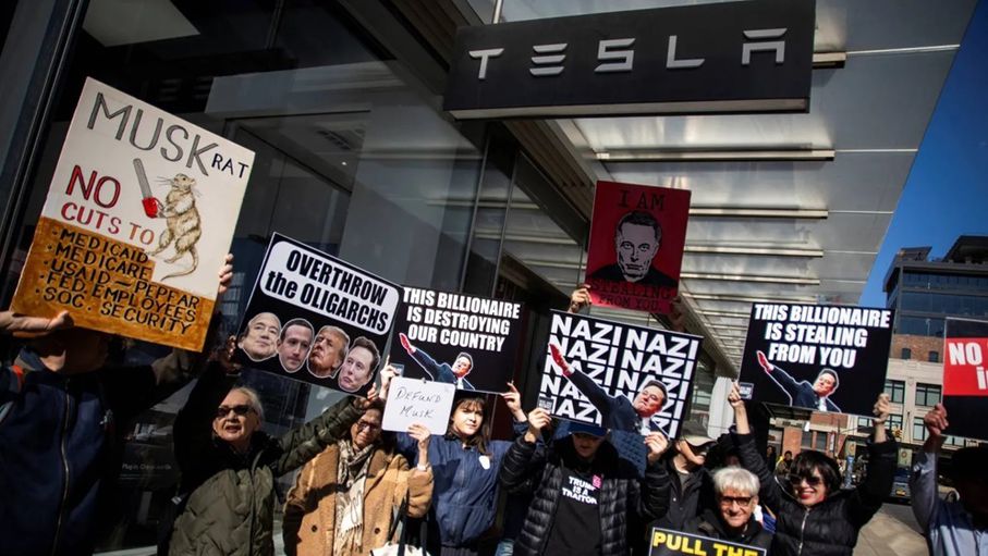 احتجاجات مناهضة لإيلون ماسك أمام مقر «تسلا» في نيويورك... 3 احتجاجات مناهضة لإيلون ماسك أمام مقر «تسلا» في نيويورك...