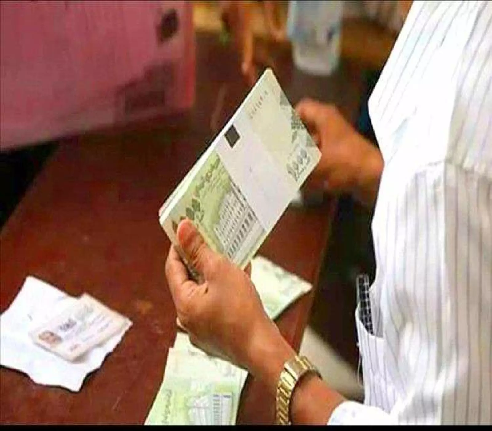 اسعار الصرف تسجل انهيارا قياسيا جديداً مع اقتراب منتصف رمضان.. الصرف بصنعاء وعدن اليوم! 2 اسعار الصرف تسجل انهيارا قياسيا جديداً مع اقتراب منتصف رمضان.. الصرف بصنعاء وعدن اليوم!